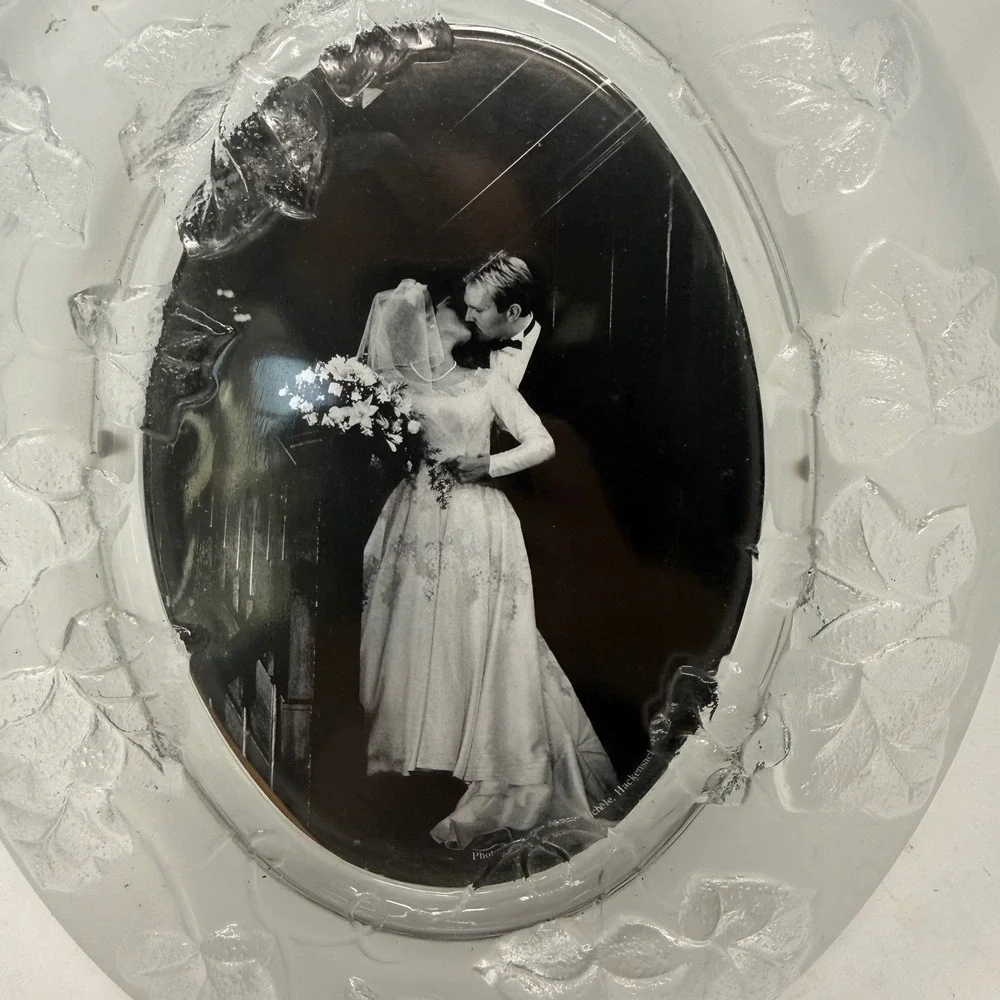 Fifth Avenue Crystal Frosted Ivy Leaf Oval Glass Picture Frame Handcrafted Japan